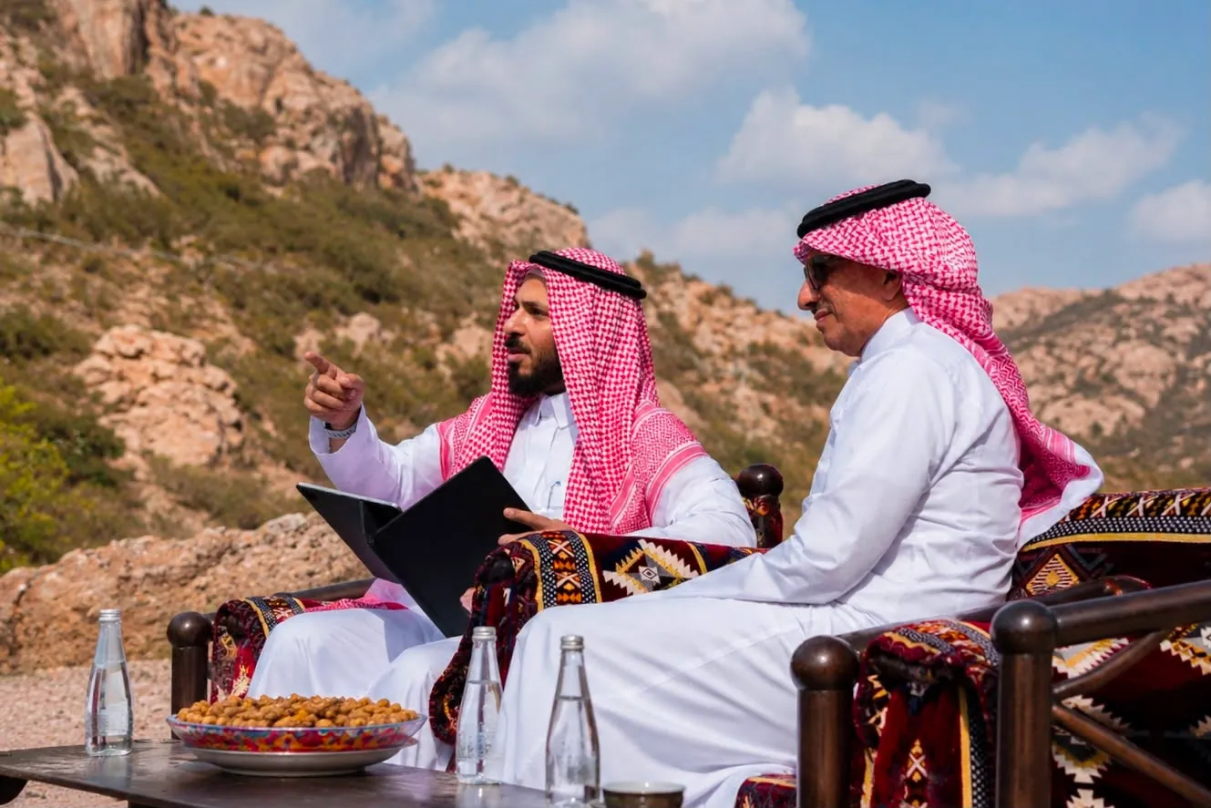 مؤسس أهوي وسط طبيعة المملكة